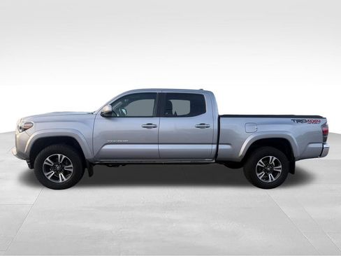 Used 2019 Toyota Tacoma TRD Sport w/ TRD Premium Sport Package AWD/4WD image 2