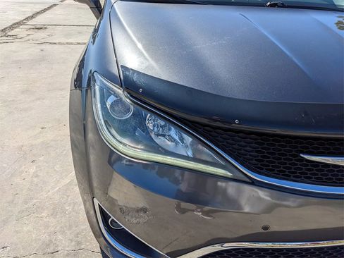 Used 2017 Chrysler Pacifica Limited image 11