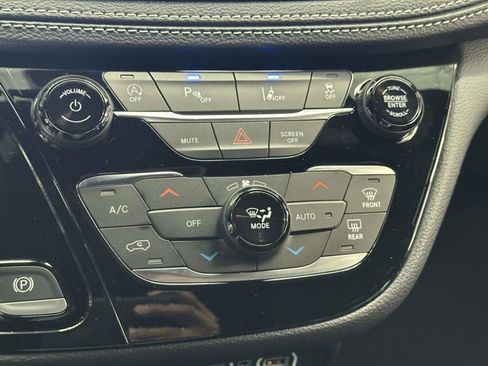 Used 2025 Chrysler Pacifica Select image 23