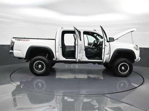 Used 2020 Toyota Tacoma TRD Off-Road image 33