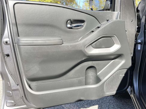 Used 2024 Nissan Frontier SL image 11