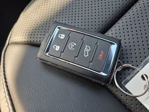 New 2025 Jeep Grand Cherokee Limited w/ Luxury Tech Group II image 32