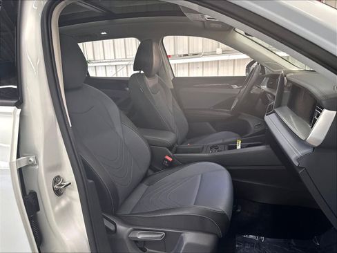 Used 2026 Volkswagen Tiguan SE w/ Panoramic Sunroof Package AWD/4WD image 32