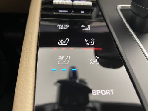 Used 2025 Porsche Macan image 23