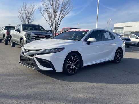Used 2023 Toyota Camry SE image 3