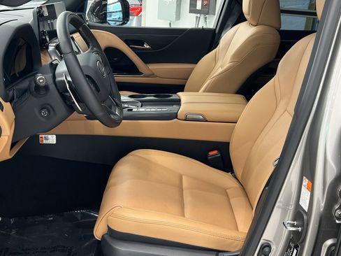 Used 2025 Lexus LX 700h Luxury image 11