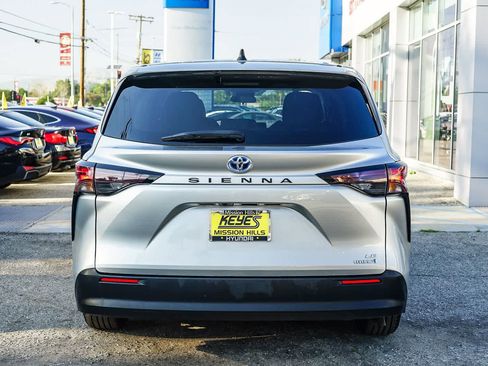 Used 2024 Toyota Sienna LE image 3
