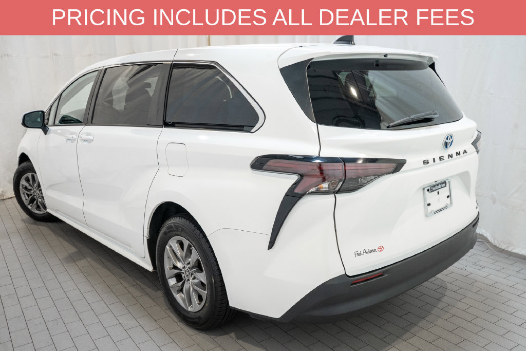 Used 2024 Toyota Sienna LE FWD image 3