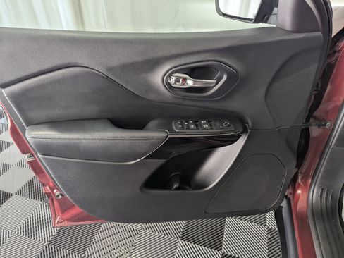 Used 2019 Jeep Cherokee Latitude Plus AWD/4WD image 14