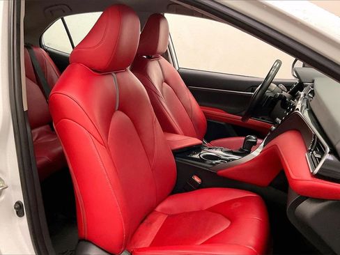 Used 2019 Toyota Camry XSE image 5