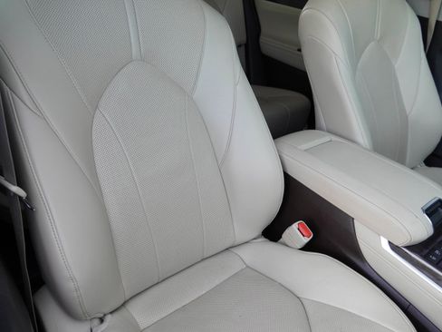 Used 2022 Toyota Highlander Limited image 13