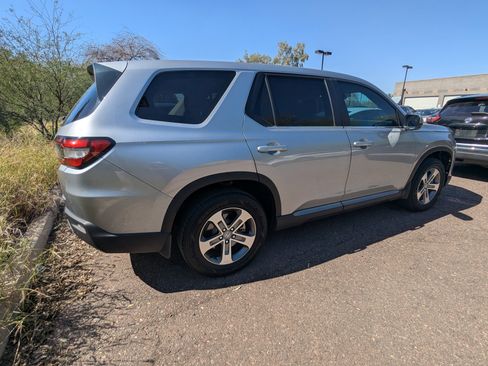 Used 2025 Honda Pilot EX-L image 3