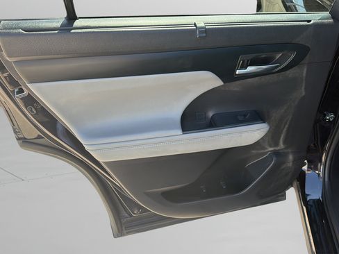 Used 2022 Toyota Highlander XLE FWD image 15