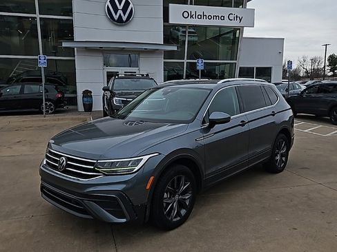 Used 2022 Volkswagen Tiguan SE image 1
