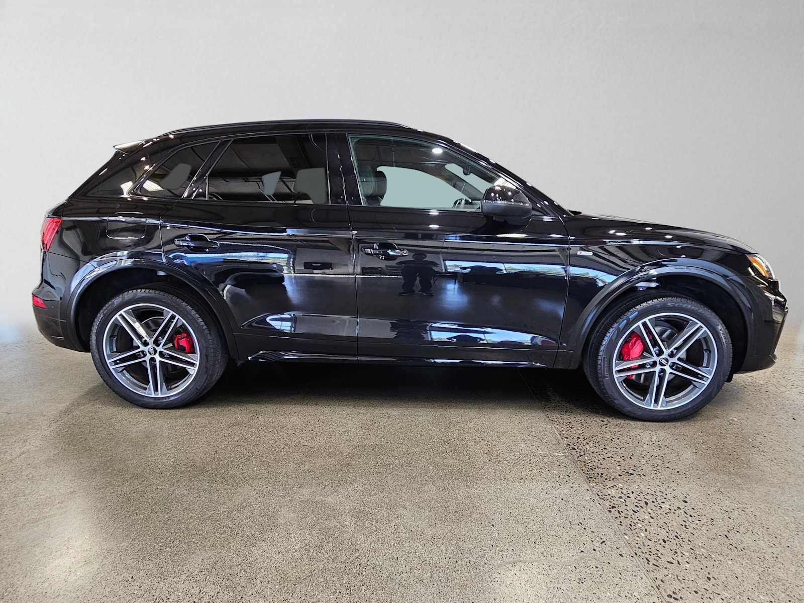 Used 2024 Audi Q5 e Premium Plus AWD/4WD image 2