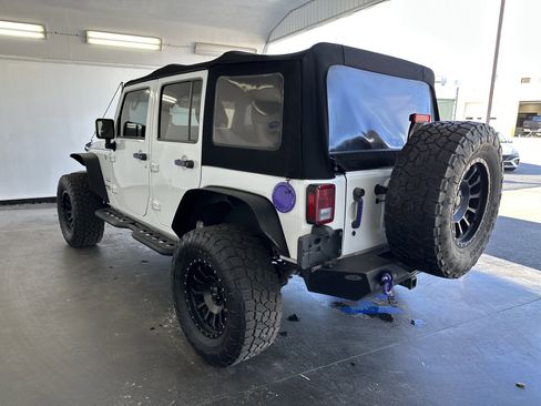 Used 2016 Jeep Wrangler Unlimited Sahara w/ Connectivity Group image 8