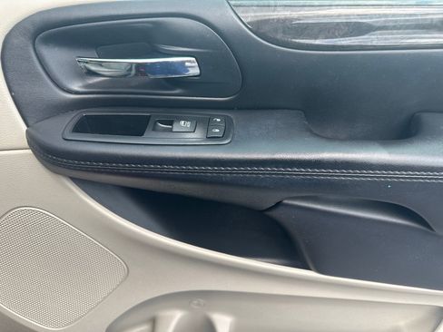 Used 2014 Dodge Grand Caravan SXT w/ UConnect Hands-Free Group FWD image 11