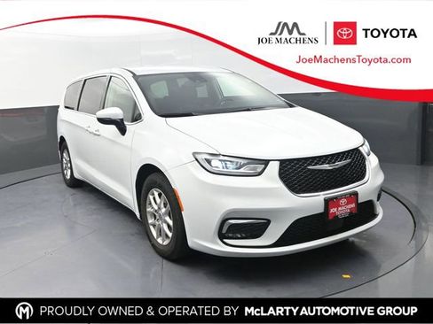 Used 2023 Chrysler Pacifica Touring-L image 1