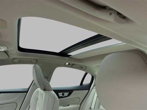 Used 2019 Volvo S60 T8 Inscription image 23