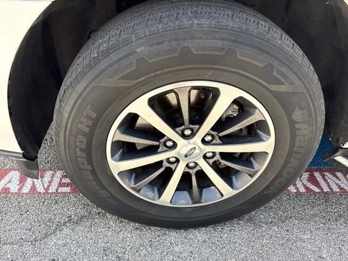 Used 2018 Ford Expedition XLT w/ Equipment Group 202A RWD image 9