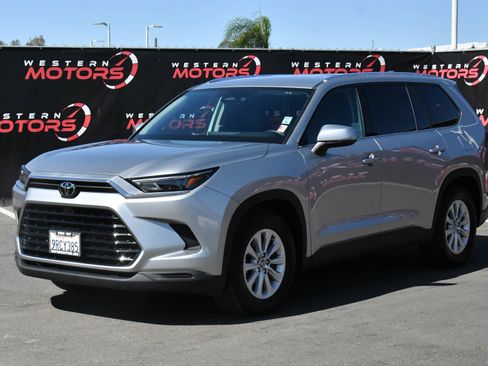 Used 2024 Toyota Grand Highlander FWD image 3