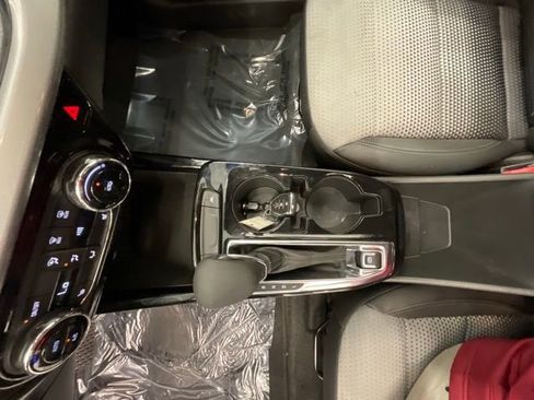 Used 2025 Chevrolet Trax LT w/ LT Convenience Package FWD image 21