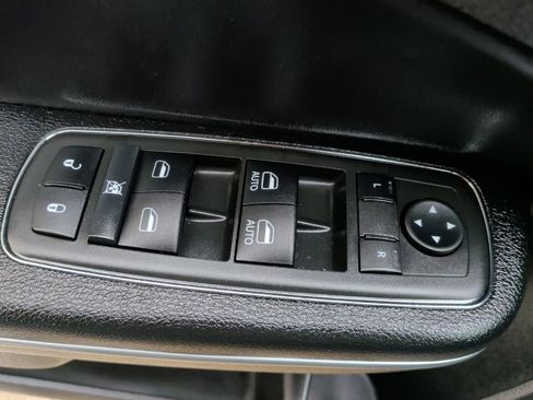 Used 2022 Chrysler 300 Touring w/ Sport Appearance Package image 18