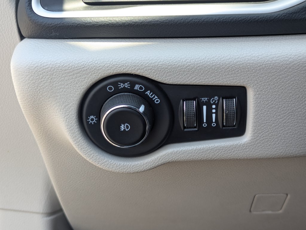 Used 2023 Chrysler Pacifica Touring-L FWD image 23