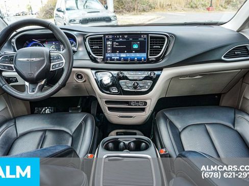 Used 2024 Chrysler Pacifica Touring-L image 28
