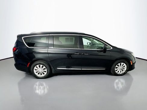 Used 2019 Chrysler Pacifica Touring-L FWD image 8