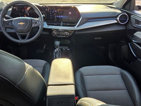 Used 2025 Chevrolet Trax LT FWD image 14