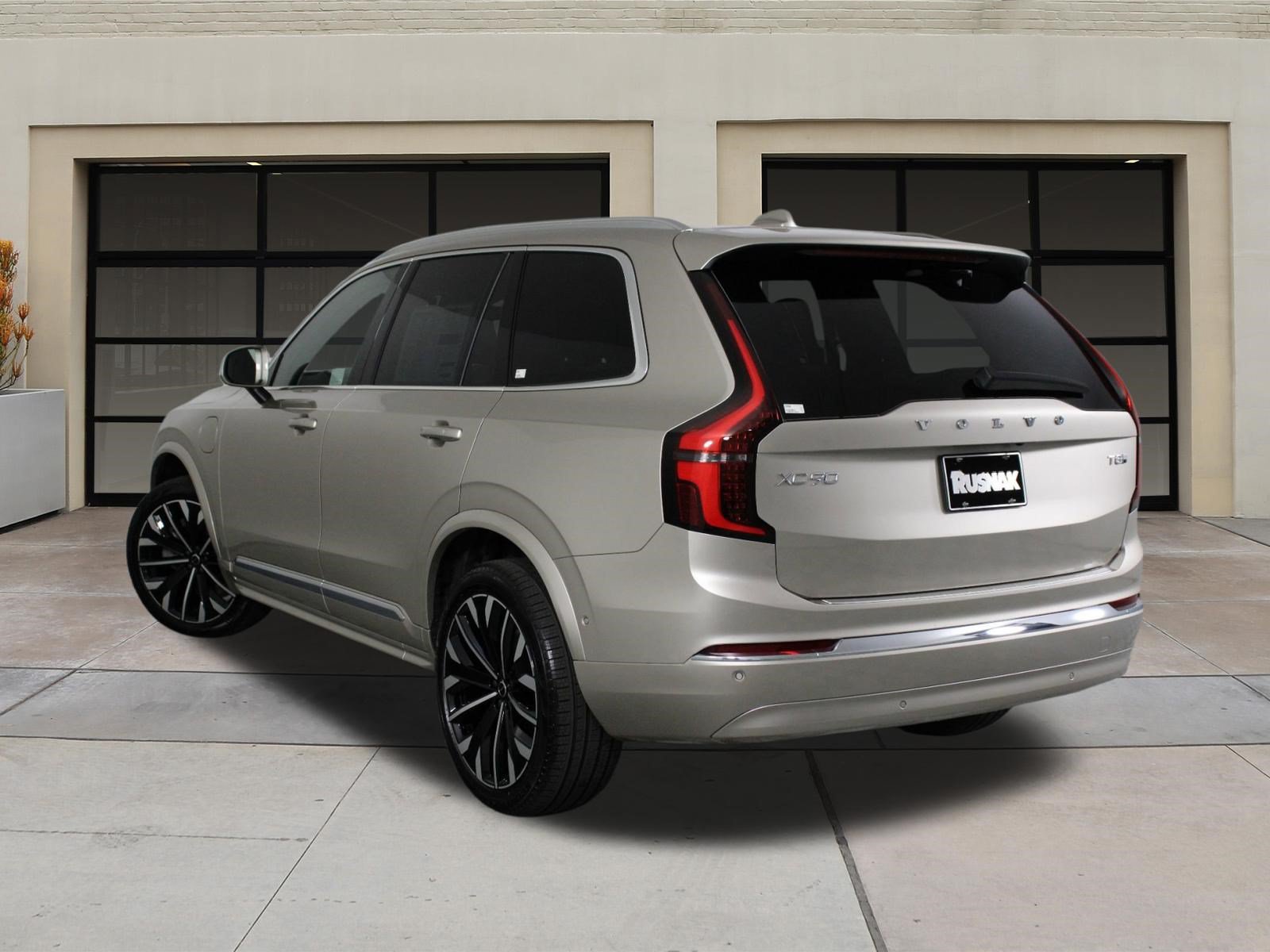 New 2026 Volvo XC90 T8 Plus w/ Protection Package Premier AWD/4WD image 3