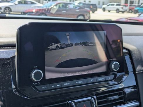 Used 2025 Nissan Pathfinder SV AWD/4WD image 19