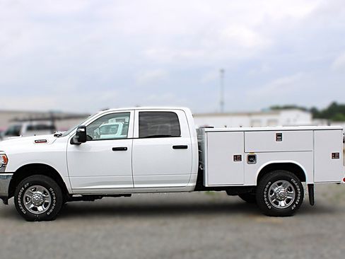 Used 2024 RAM 2500 Tradesman w/ Chrome Appearance Group AWD/4WD image 5