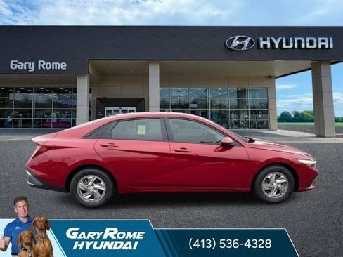 Certified 2025 Hyundai Elantra SE w/ Cargo Package FWD image 9