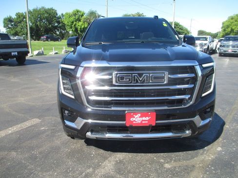 Used 2025 GMC Yukon Elevation w/ Elevation Premium Package AWD/4WD image 12