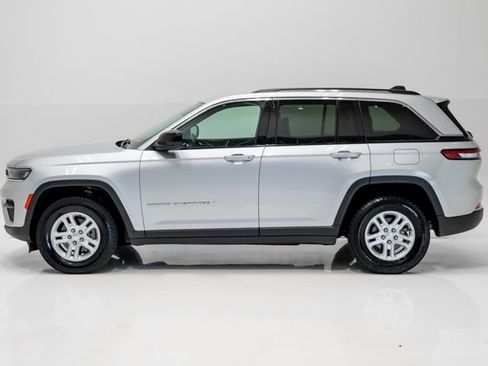 Used 2024 Jeep Grand Cherokee Laredo AWD/4WD image 31