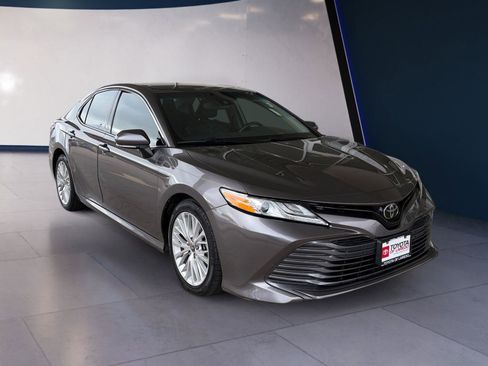 Used 2020 Toyota Camry XLE image 7