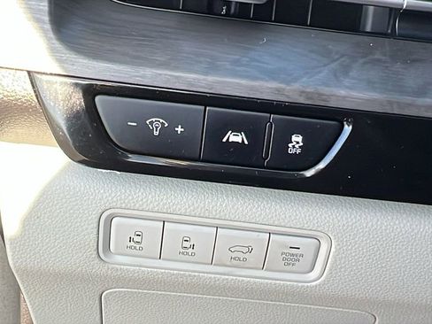 Used 2024 Kia Carnival EX image 30