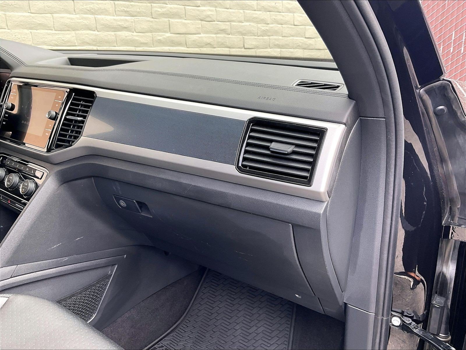 Certified 2022 Volkswagen Atlas Cross Sport SEL R-Line AWD/4WD image 16
