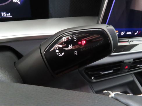 New 2025 Volkswagen Tiguan SE image 16