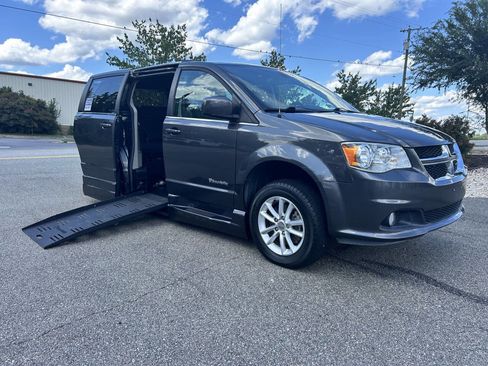 Used 2019 Dodge Grand Caravan SXT image 1