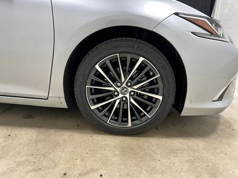 Used 2025 Lexus ES 350 w/ Premium Package FWD image 13
