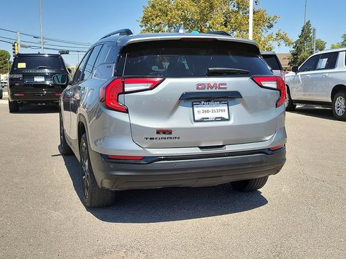 Used 2024 GMC Terrain SLE w/ Driver Convenience Package FWD image 9