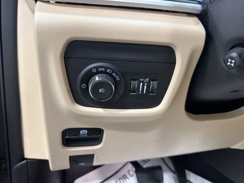 Used 2024 Jeep Grand Cherokee Limited w/ Luxury Tech Group II image 23