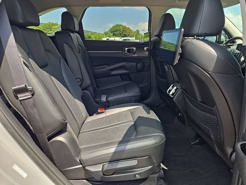 Used 2025 Kia Sorento EX FWD image 19