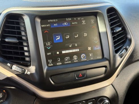 Used 2015 Jeep Cherokee Latitude w/ Comfort/Convenience Group AWD/4WD image 21