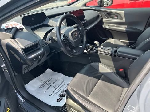 Used 2023 Toyota Prius XLE FWD image 5