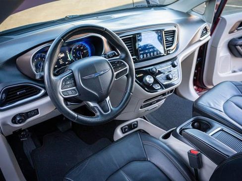 Used 2017 Chrysler Pacifica Touring-L Plus image 16