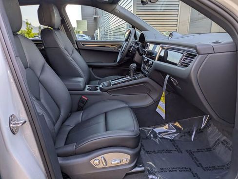 Certified 2025 Porsche Macan AWD/4WD image 26